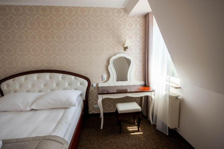 Hotel Palacowa Narol Buitenkant foto
